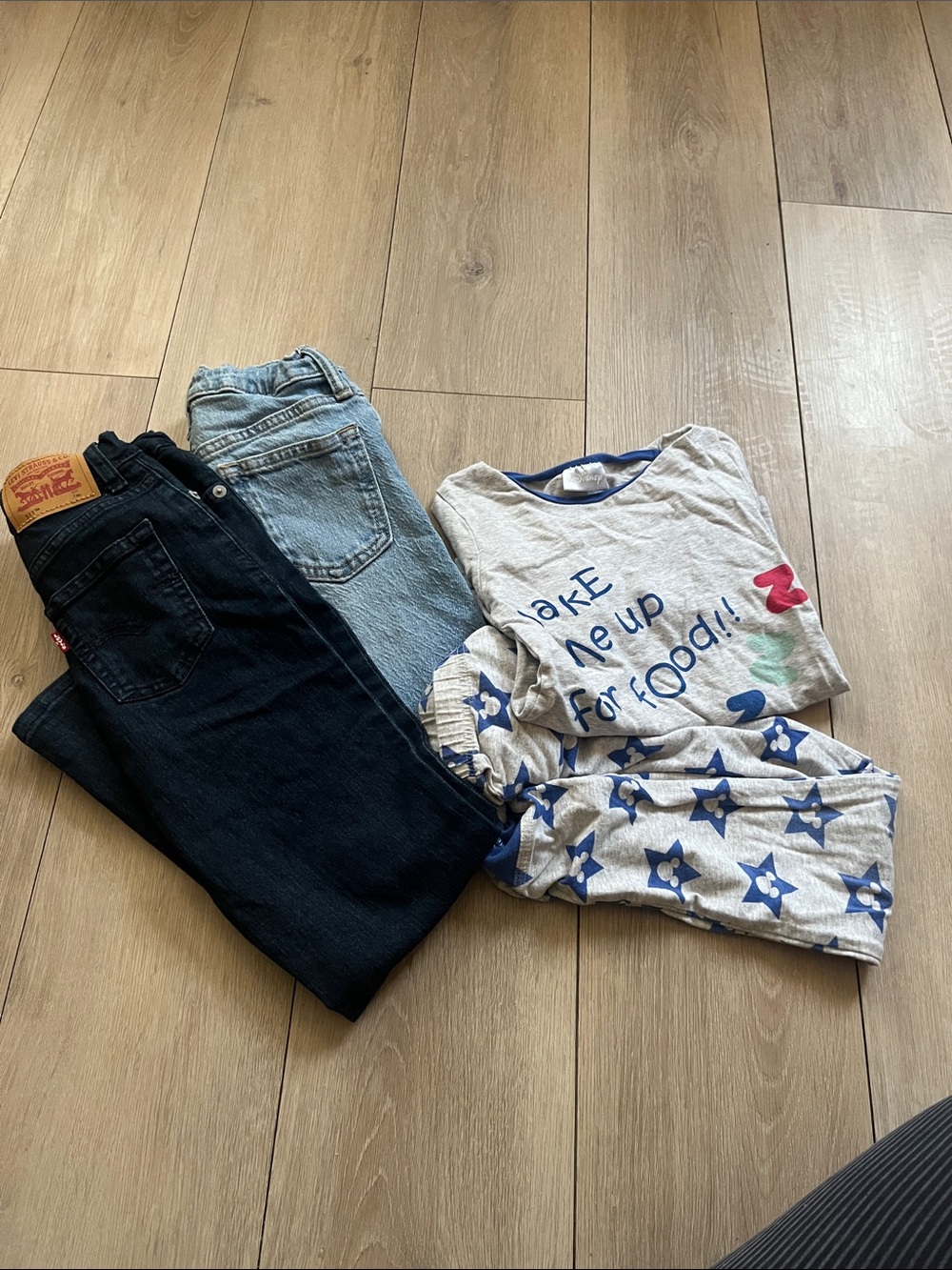 Levi's Kids Grey Star & Text Short Sleeve Tee with Blue Accents